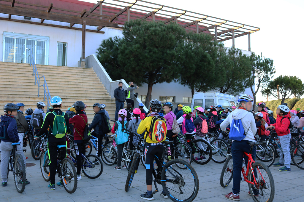 Los escolares cartayeros celebran el Día de la Bicicleta, en Las Cumbres.