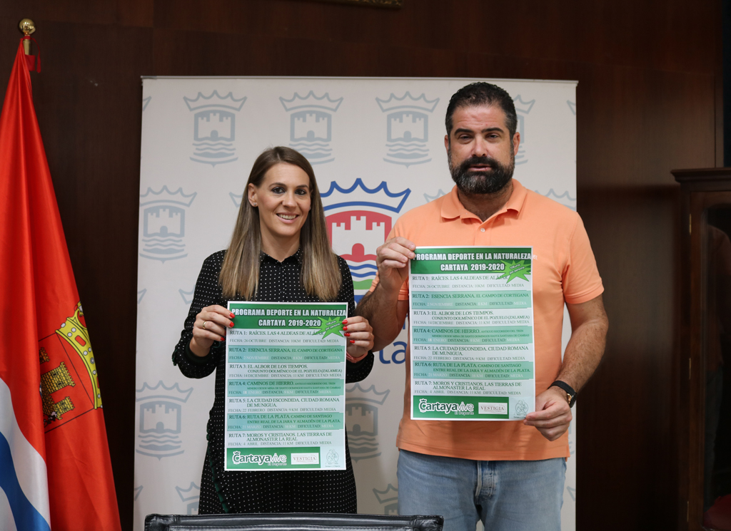 Presentación del programa municipal de senderismo 2019-2020, en el salón de plenos del Ayuntamiento de Cartaya.