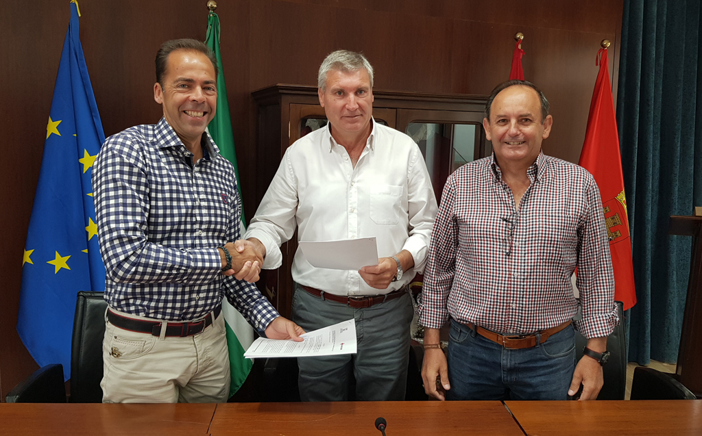 El Ayuntamiento de Cartaya y Cruz Roja renuevan el convenio de colaboración para acciones de voluntariado, socorrismo y emergencia.