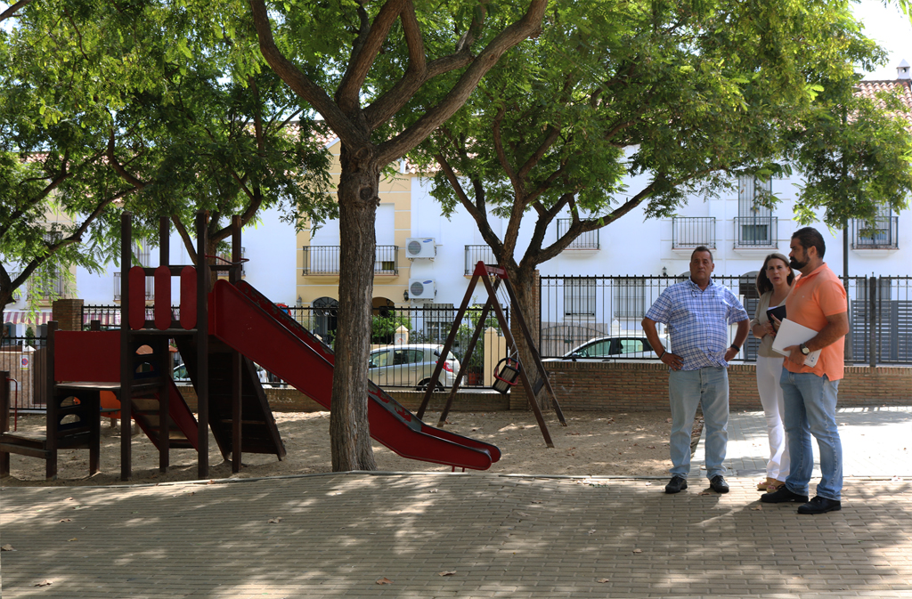 El alcalde y la concejala de Parques y Jardines visitan el Parque de El Almendral