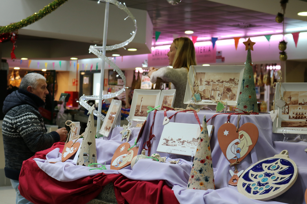El Mercado de Abastos alberga la II Feria Artesanal navideña del Ayuntamiento de Cartaya