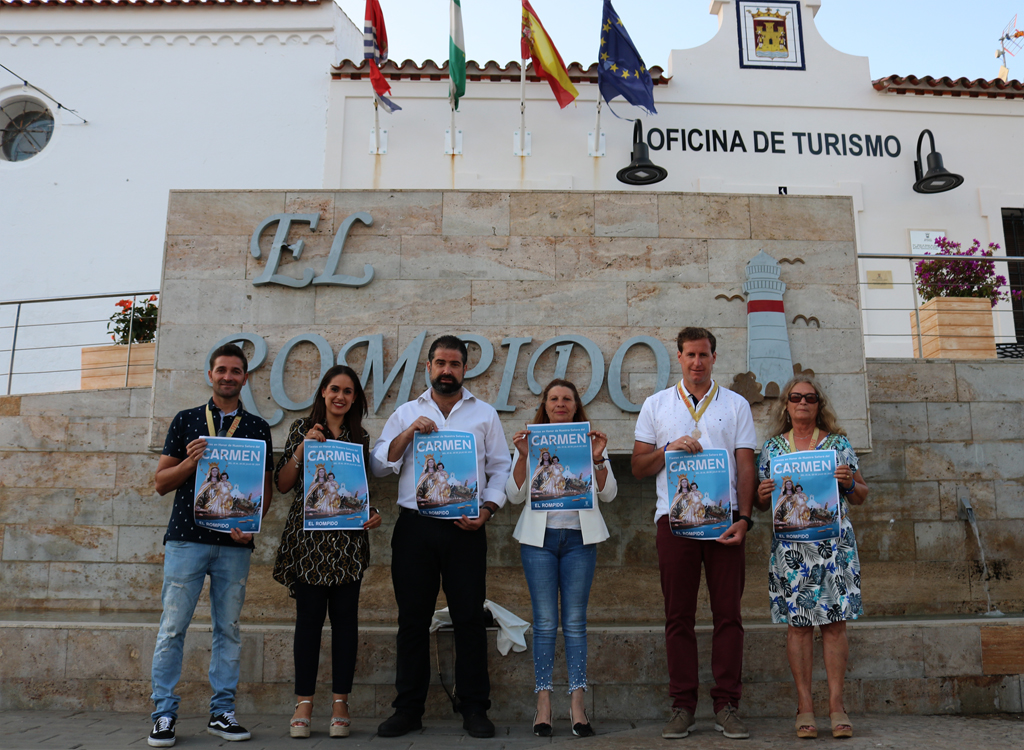 El Ayuntamiento de Cartaya presenta las Fiestas del Carmen de El Rompido, junto con los miembros de la Junta directiva de la Hermandad del Carmen.