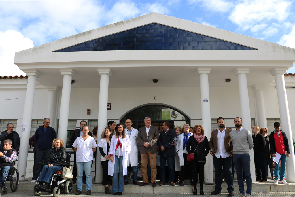Concentración de la plantilla del Centro de Salud de Cartaya acompañada por el alcalde y el Equipo de Gobierno Municipal