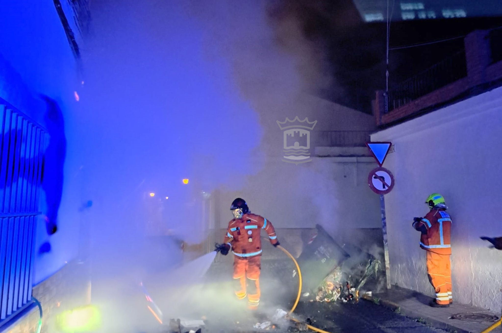 La actuación conjunta de la Policía Local y la Guardia Civil permite la detención del presunto autor de varios incendios de contenedores, en la misma noche en la que se producen