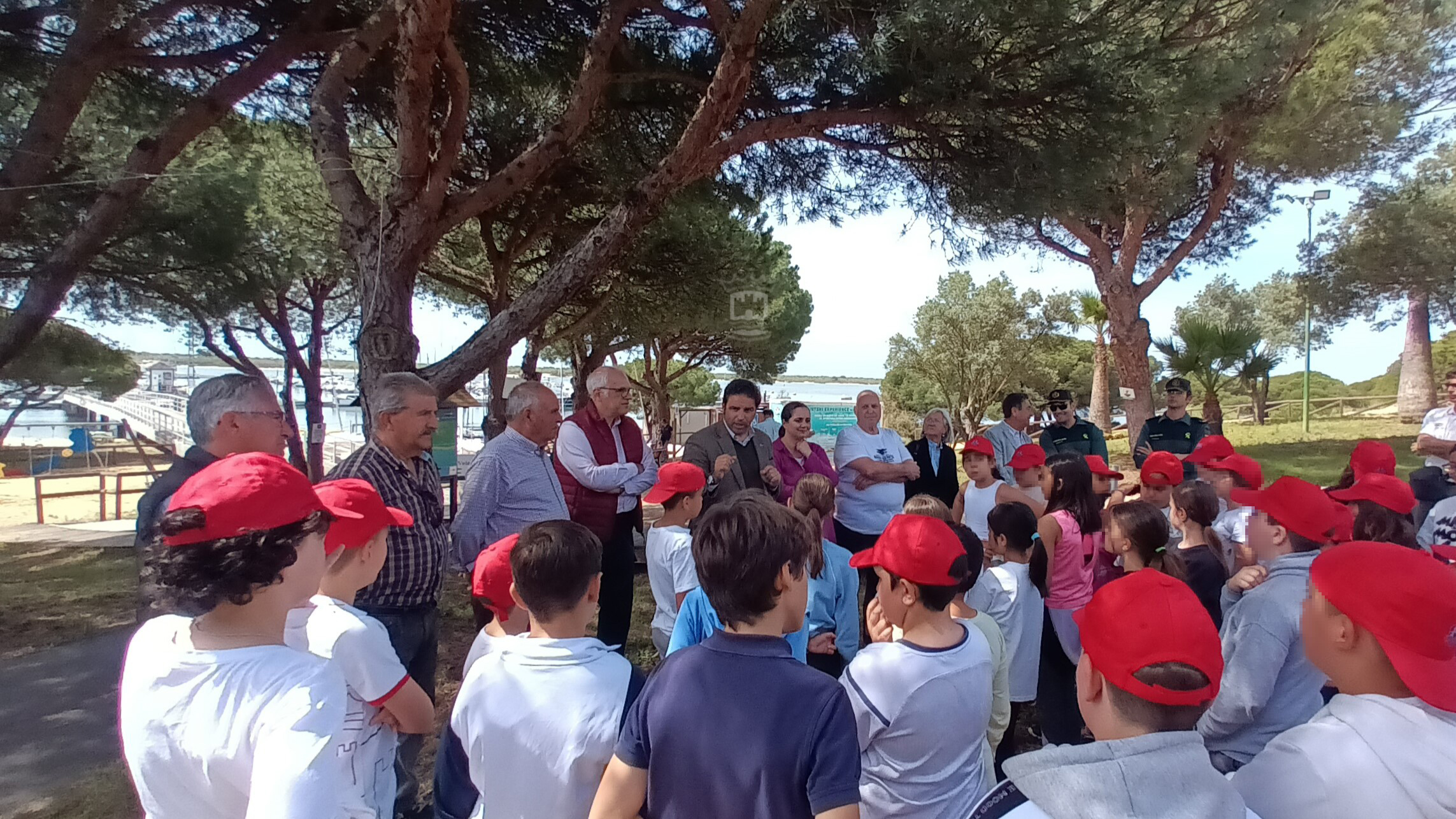 El Ayuntamiento participa en la plantación de árboles autóctonos en Nuevo Portil