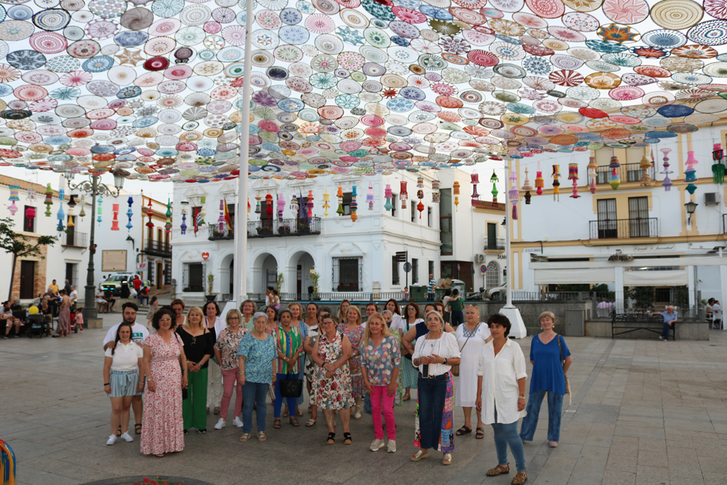 El Ayuntamiento reconoce y agradece el trabajo de las mujeres que embellecen Cartaya con lámparas y aros de croché