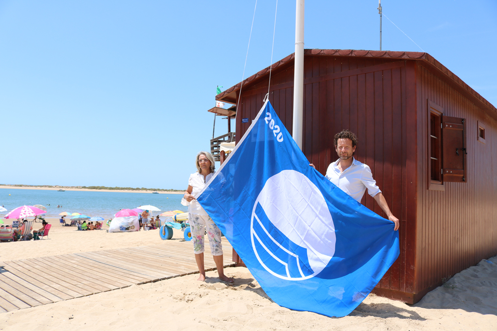 Las Playas del Caño de la Culata y San Miguel, en Cartaya, ya lucen sus banderas azules.