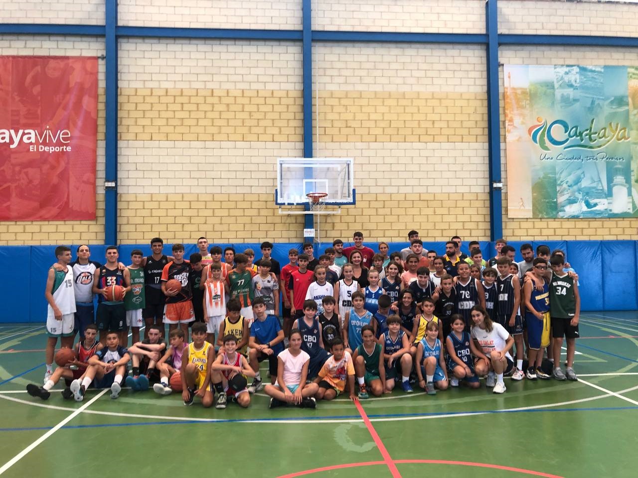 Más de sesenta niños y niñas participan en el  V Campus de Baloncesto CampoSur 2023, que organizan Antonio Gómez y Rafa Rufián, con la colaboración del Ayuntamiento