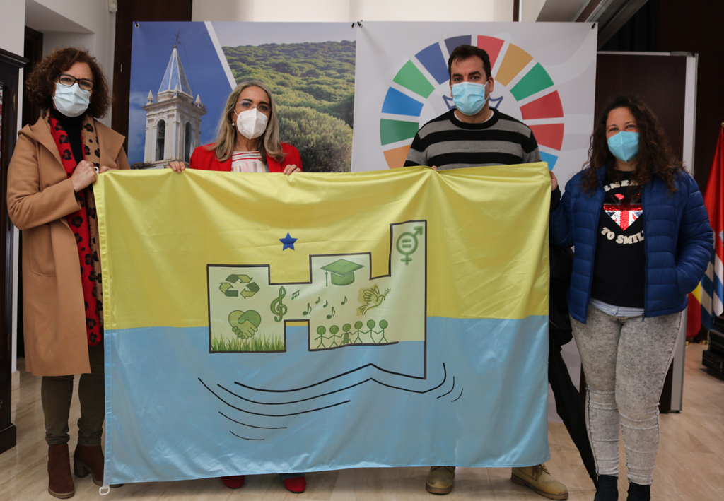 El CEIP ‘Castillo de los Zúñiga’ presenta al Ayuntamiento la Bandera Oficial del Centro
