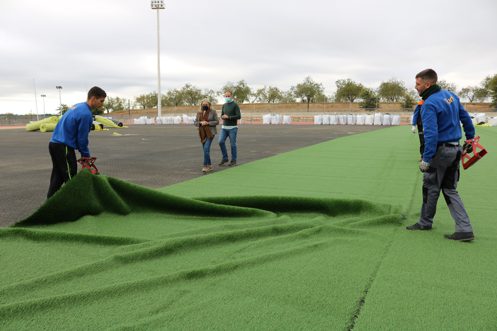 El Ayuntamiento acomete la instalación del nuevo césped artificial del campo de fútbol 11  del complejo deportivo