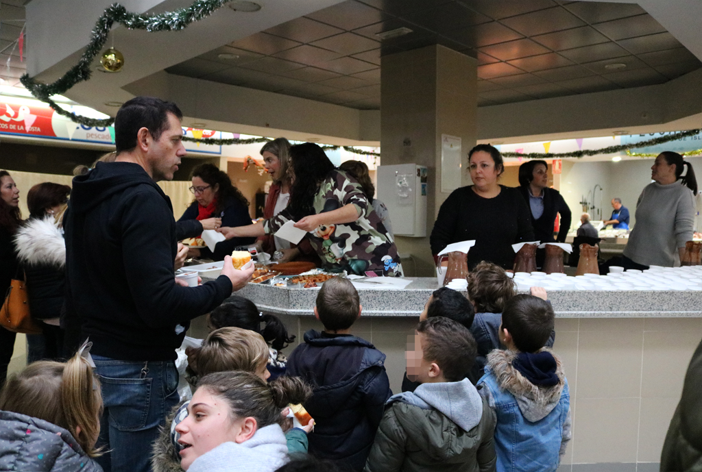 El Ayuntamiento de Cartaya, con la colaboración de las AMPAs , organizan 'Chocolatadas' para los escolares cartayeros en el Mercado de Abastos.