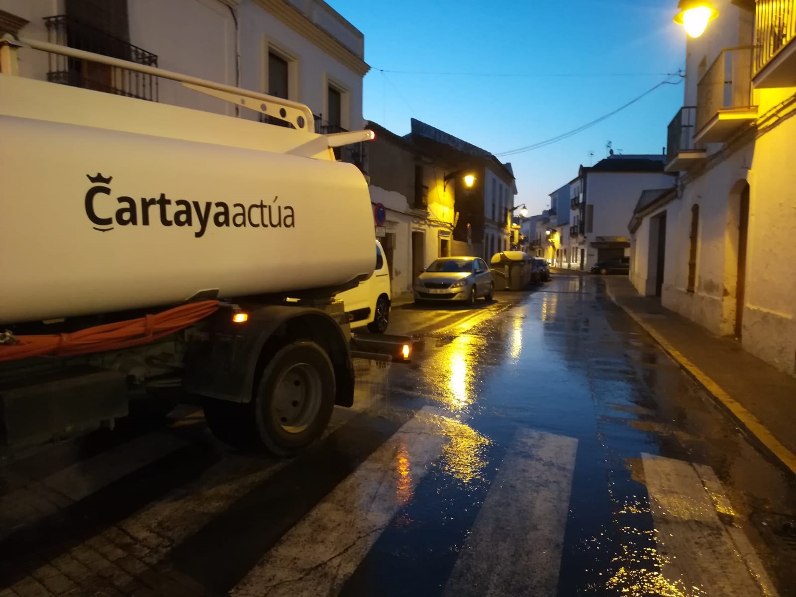 El Ayuntamiento de Cartaya intensifica la desinfección de calles y espacios públicos en la localidad por el coronavirus.