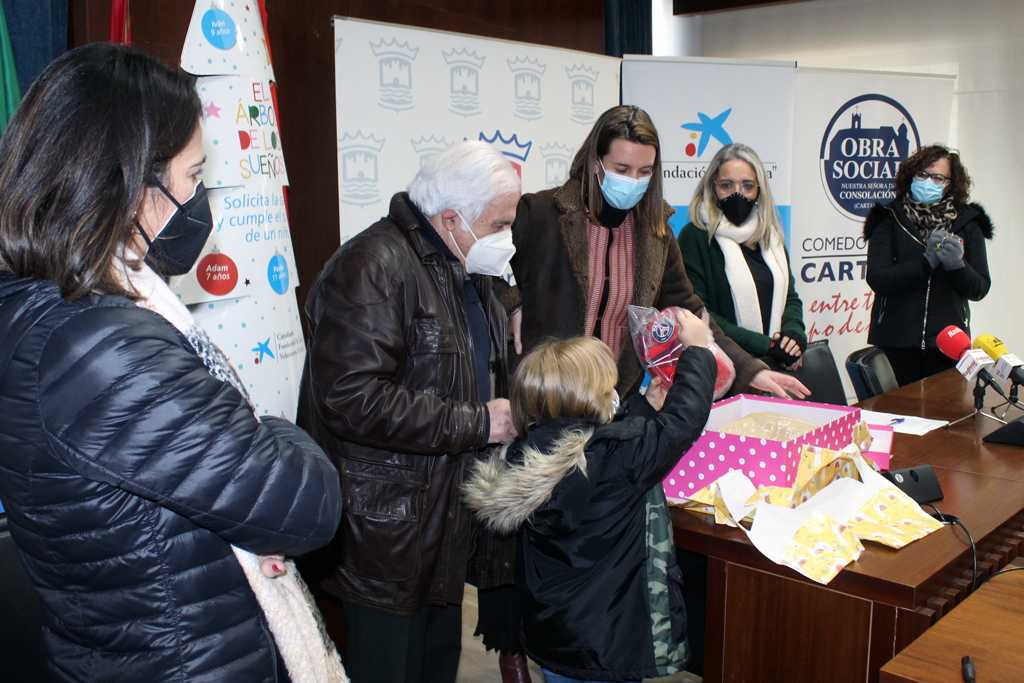 Una decena de niños y niñas cartayeros reciben sus regalos de reyes gracias a la Fundación La Caixa, y el Ayuntamiento y el Comedor Social colaboran con la iniciativa.