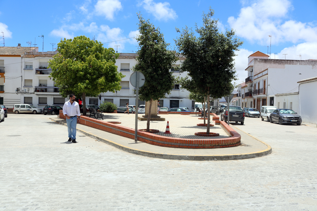El alcalde de Cartaya visita la Plaza Corral Concejo tras la finalización de las obras y la apertura al tráfico de la misma.