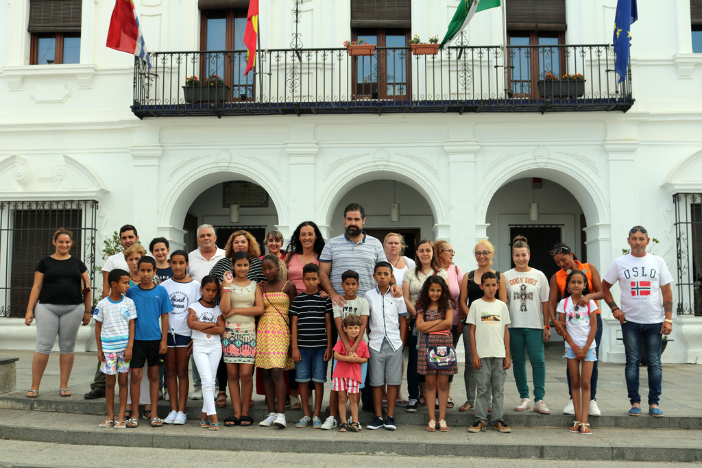 El Ayuntamiento de Cartaya recibe a los 14 niños y niñas saharauis que pasarán en la localidad sus 'Vacaciones en Paz'.