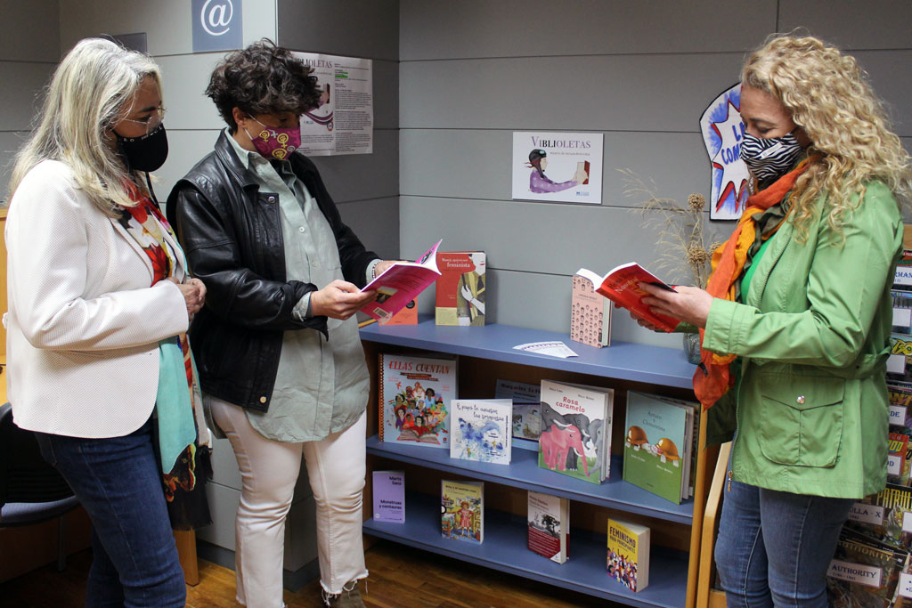 El Ayuntamiento de Cartaya y la Diputación crean un espacio de literatura por la igualdad en la Biblioteca Municipal.