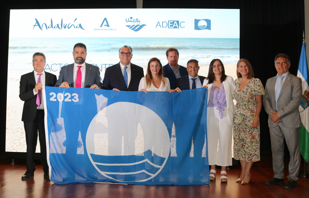 El Ayuntamiento recoge las banderas azules que ondearan en la Playas de San Miguel y Nuevo Portil