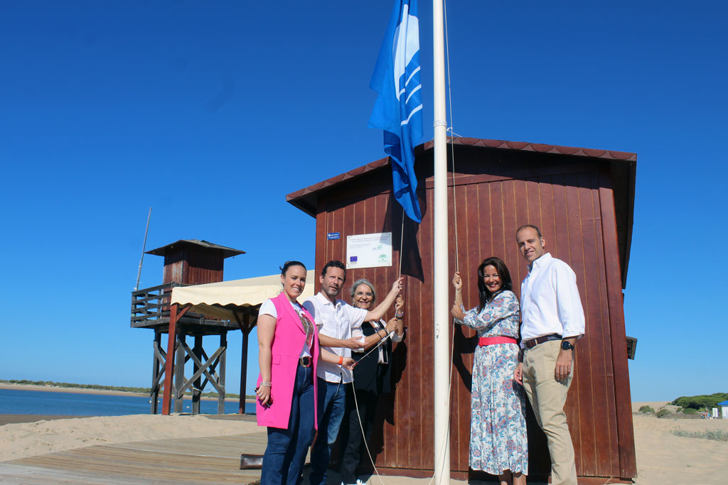 Las banderas azules ondean ya en las playas del Caño de la Culata y San Miguel