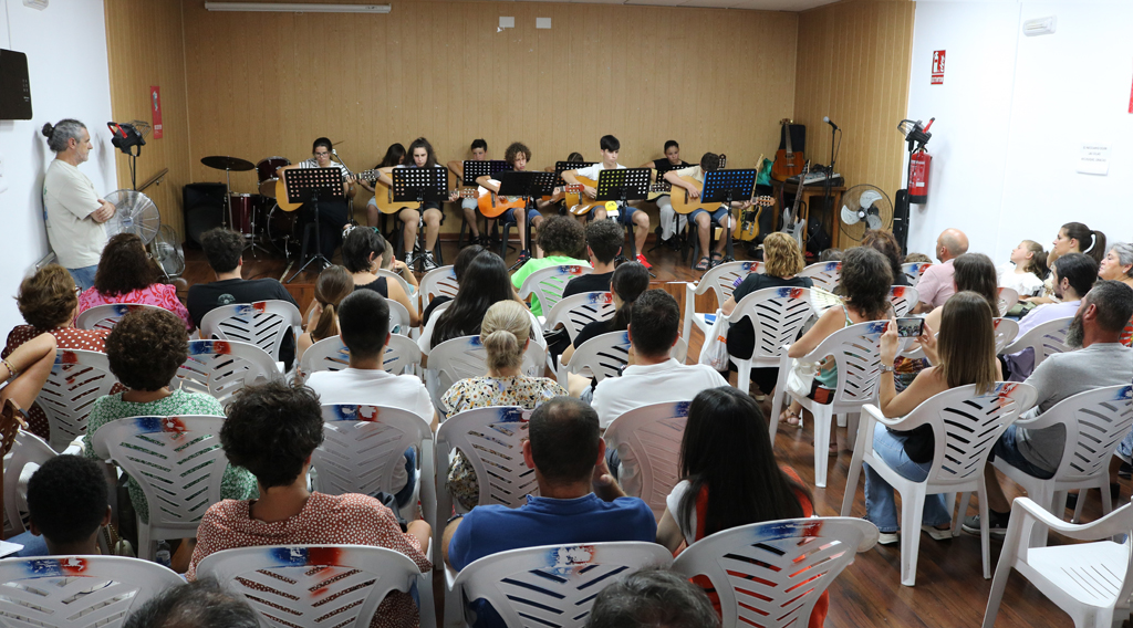 Exhibición de los alumnos de la Escuela Municipal de Música y del Ateneo Musical, para cerrar el curso