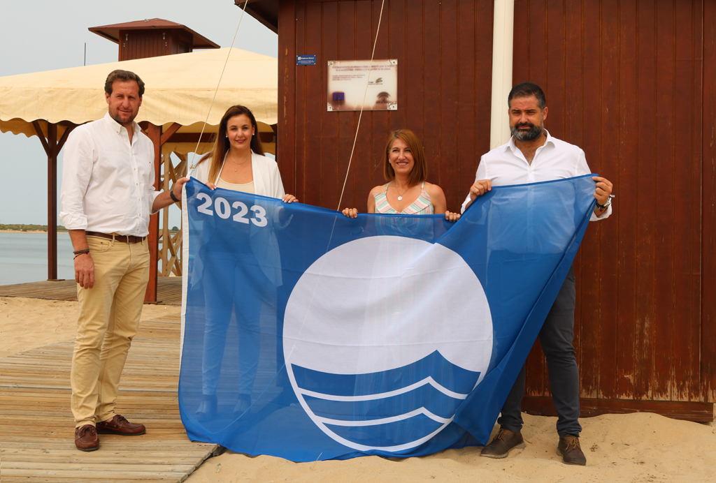 Las banderas azules ondean ya en las playas del Caño de la Culata y San Miguel