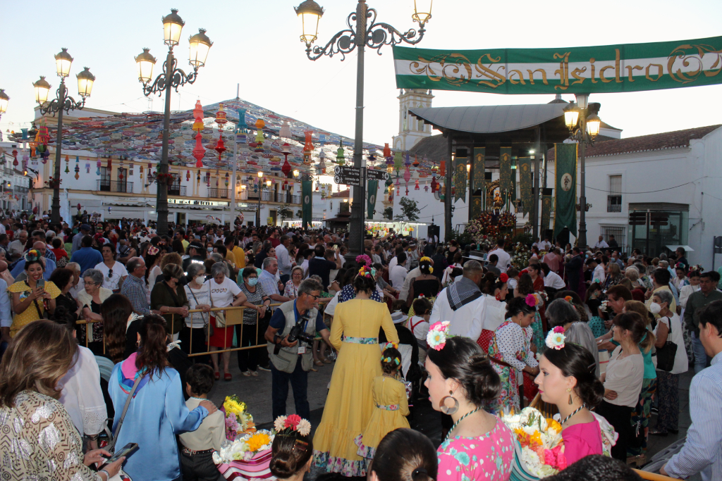 Multitudinaria ofrenda en Cartaya para abrir la Romería en honor a San Isidro que se celebra este fin de semana