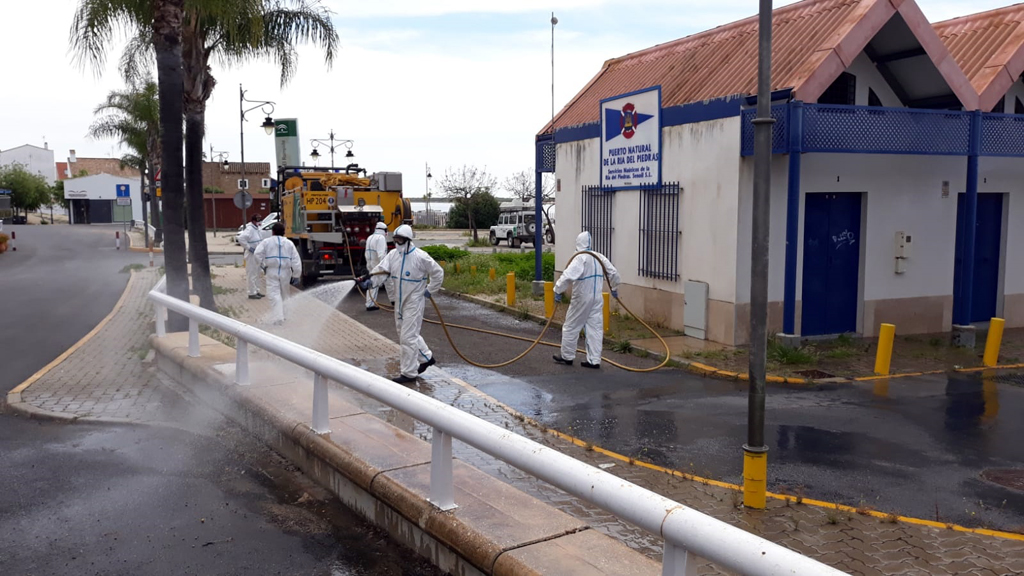 Nueva intervención del INFOCA en Cartaya, reforzando el dispositivo municipal de desinfección en el municipio.