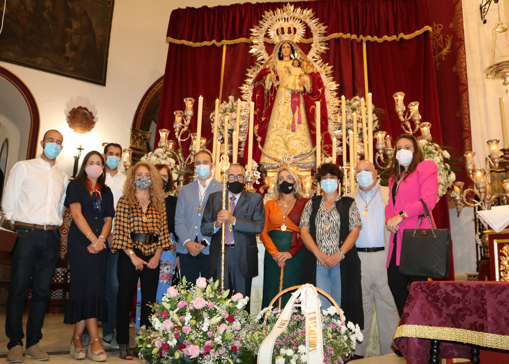 La Corporación Municipal, con la alcaldesa al frente, realiza la tradicional ofrenda floral a la Patrona de Cartaya, la Virgen del Rosario.