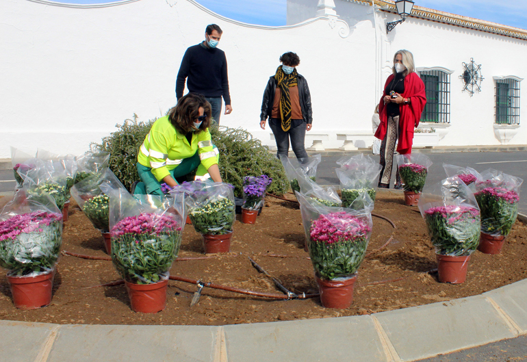 El Ayuntamiento de Cartaya repone con un millar de plantas las plazas y zonas ajardinadas de la localidad, en el marco de la campaña de embellecimiento del municipio.