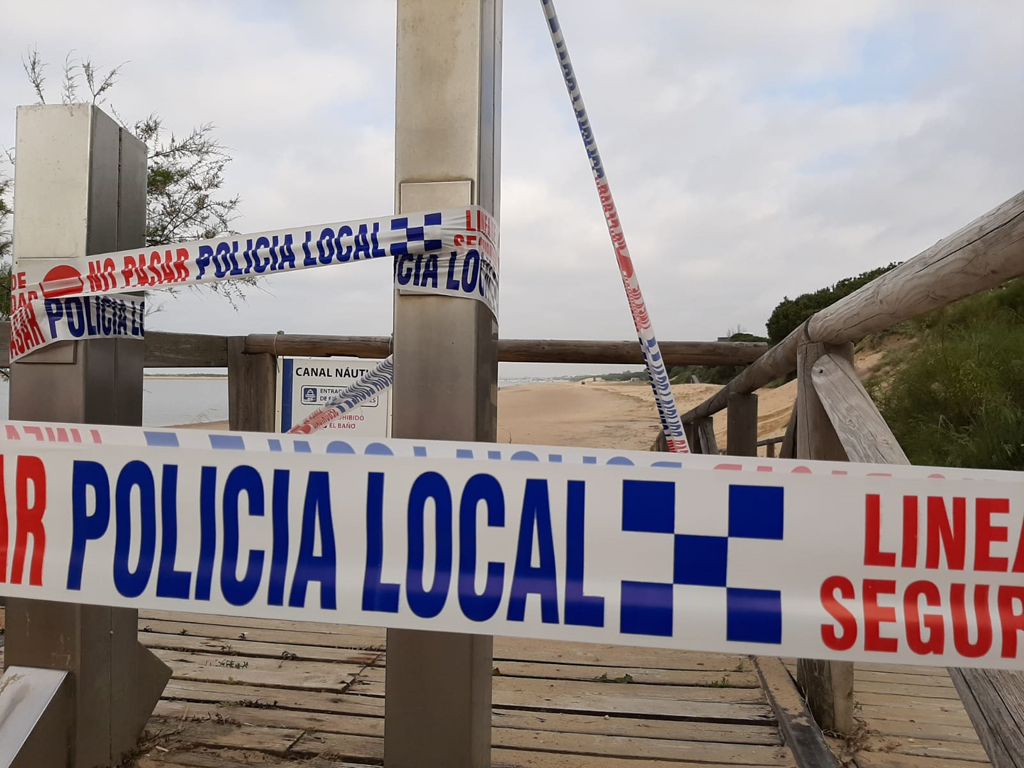 El Ayuntamiento de Cartaya precinta las duchas y adopta medidas de seguridad ante la pandemia de Covid-19 antes de abrir las playas de la localidad a los paseos y el deporte.