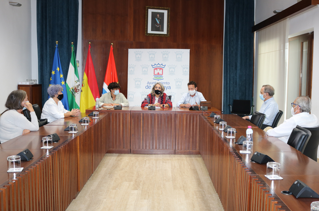 El Ayuntamiento de Cartaya estrecha la colaboración con la Asociación de Mayores de la localidad.