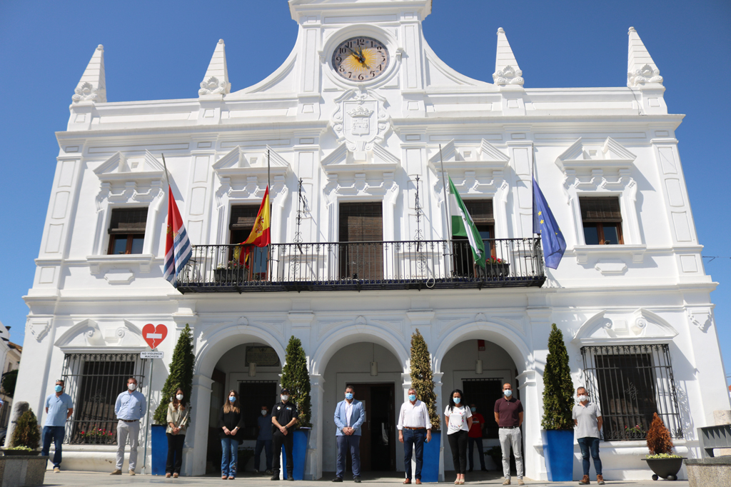 El Ayuntamiento de Cartaya se suma al duelo nacional, con un minuto de silencio a las puertas del Ayuntamiento.