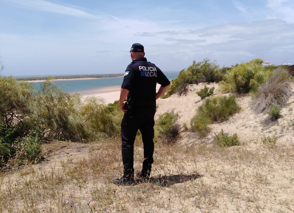 La Policía Local de Cartaya intensifica la vigilancia en los núcleos costeros, las playas y las terrazas durante el fin de semana.