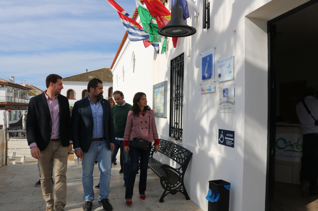 La delegada de Turismo, el alcalde, y el concejal de Turismo, entre otros representantes municipales han visitado la Oficina Municipal de Información Turística de Cartaya.
