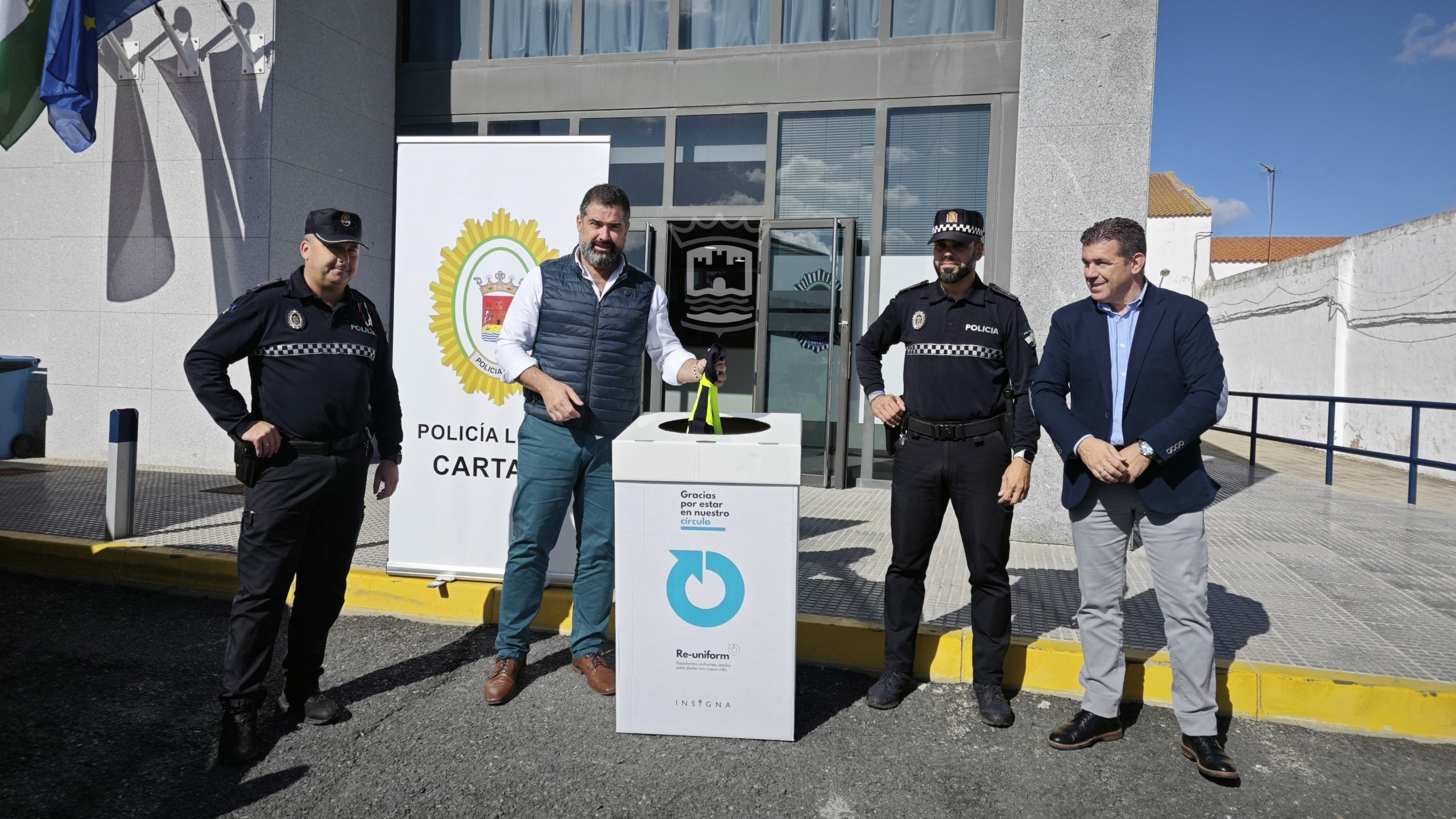 El Ayuntamiento de Cartaya instala contenedores para recoger y reciclar los uniformes de los policías locales