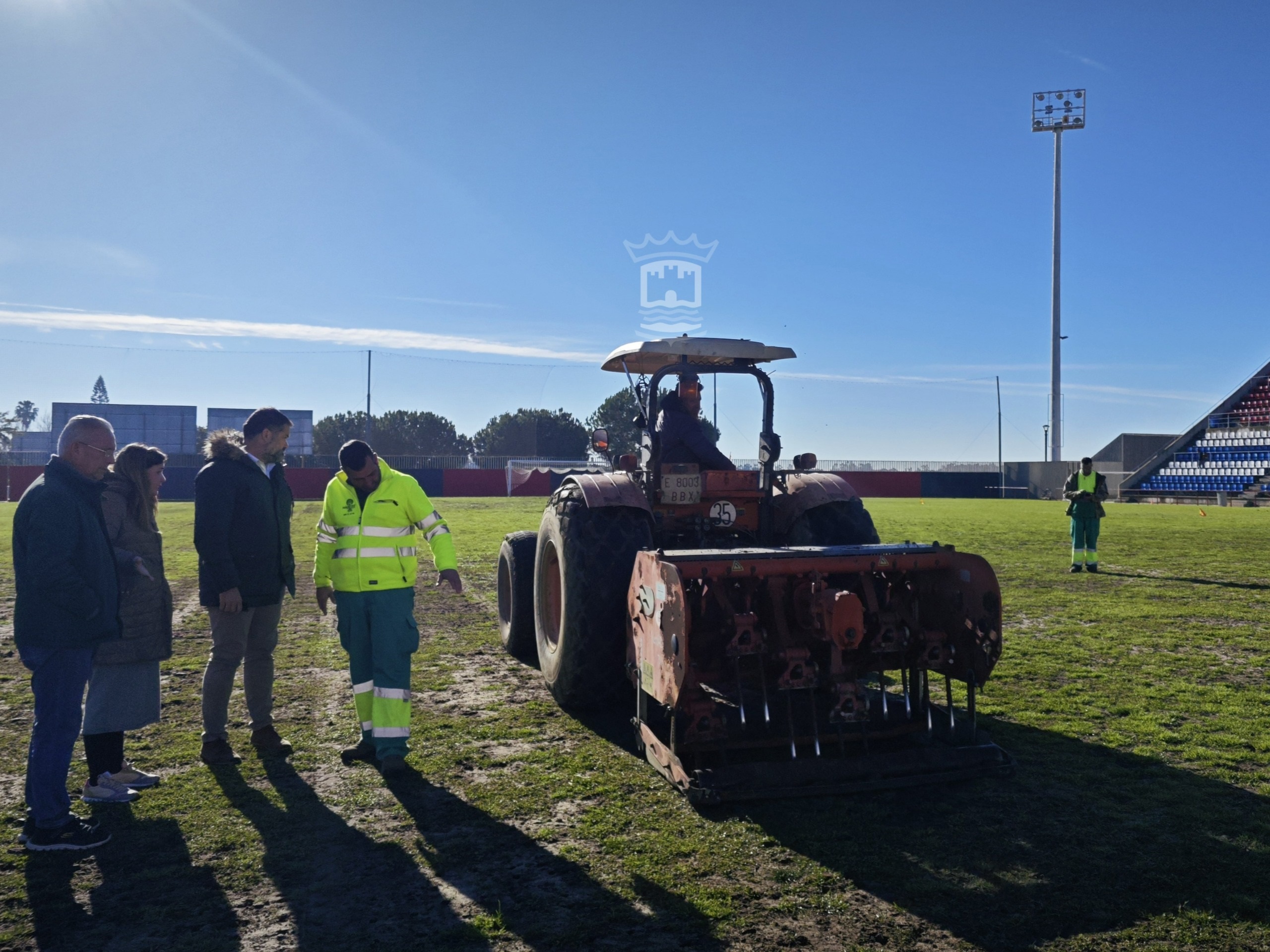 En marcha los trabajos de reparación del césped del Campo de Futbol municipal 