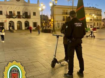 El Ayuntamiento y la Policía Local intensifican los controles en el uso de patinetes eléctricos en la localidad.