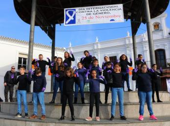 Los escolares cartayeros celebran un acto contra la Violencia de Género en la Plaza Redonda
