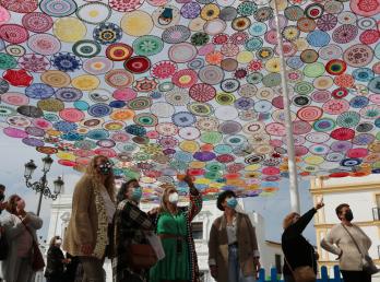 Un millar de aros de croché realizados artesanalmente por más de 300 mujeres llena de colorido el centro de Cartaya