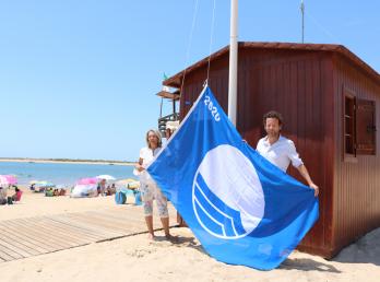 Las Playas del Caño de la Culata y San Miguel, en Cartaya, ya lucen sus banderas azules.