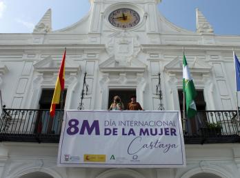 Cartaya coloca en la fachada del Ayuntamiento una pancarta conmemorativa del 8-M, con la que da inicio a las actividades entorno al Día Internacional de la Mujer.