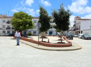 El alcalde de Cartaya visita la Plaza Corral Concejo tras la finalización de las obras y la apertura al tráfico de la misma.