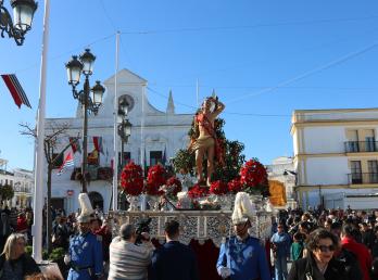 San Sebastián brilla con luz propia en Cartaya, que acompaña a su patrón en su salida procesional