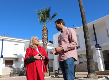 El Ayuntamiento realiza la poda de las palmeras en las plazas y espacios públicos 