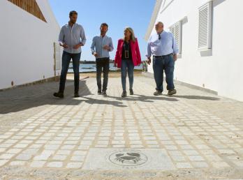 El Ayuntamiento inaugura el adoquinado de los callejones de El Rompido