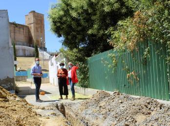Comienzan las obras de adecentamiento y embellecimiento de la calle trasera al parque El Castillo