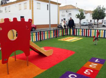 El Ayuntamiento arregla el parque de la calle Noria y lo dota de nuevo pavimento y nuevos juegos