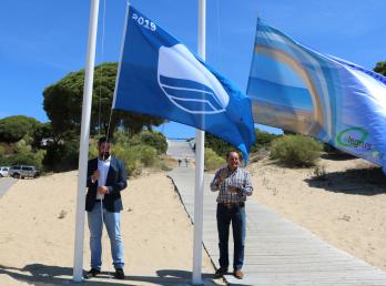El alcalde, Manuel Barroso, ha izado hoy la Bandera Azul en la Playa de San Miguel.