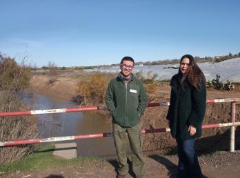 La concejala de Medio Ambiente, Rocío Cárdenas, visita los trabajos de limpieza de arroyos que está ejecutando la Junta de Andalucía en los arroyos de la localidad.
