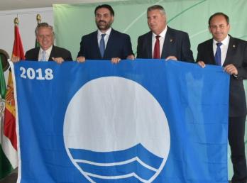 El alcalde y el concejal de turismo recogen la Bandera Azul