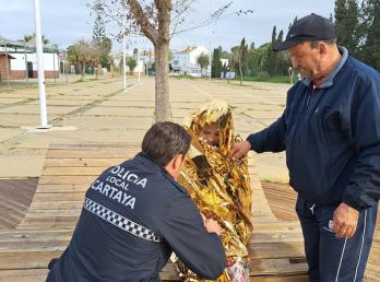 La rápida actuación de la Policía Local permite el rescate de una mujer que había caído al agua en el Paraje Natural de La Ribera  